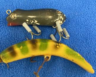 Lot 170. Vintage Shakespeare 2 1/2" original swimming Mouse and a vintage 3 1/2" Helin T4 Flatfish