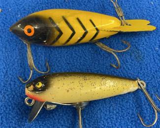 Lot 176. Vintage Paw Paw? 2 1/2" minnow with missing front prop and a 3 1/2" Bomber