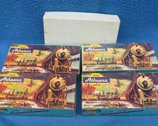 Lot 398. Four Athearn Miniature and one Front Range model train cars. See photos for descriptions.