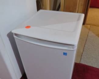 Lot 485. Dorm room refrigerator. 18'W x 27"H x 28"D