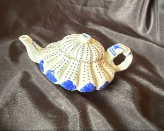 Chinese Blue and White Porcelain Teapot Da Qing Yong Zheng Mark second image