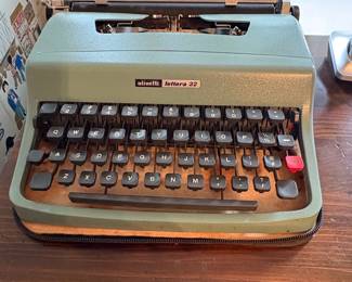 Olivetti Lettera Portable Typewriter second image