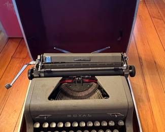 Royal Quiet DeLuxe Typewriter