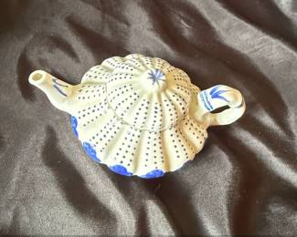 Chinese Blue and White Porcelain Teapot Da Qing Yong Zheng Mark