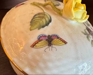 Herend Rothschild Bird Porcelain Lidded Trinket Box with Yellow Rose Finial second image