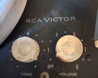 RCA Victor VGPOU Portable Record Player second image