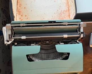 Olivetti Lettera Portable Typewriter third image