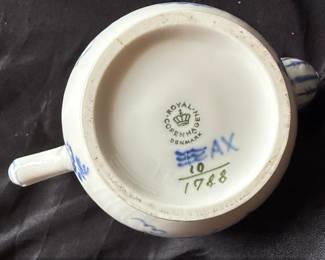 Royal Copenhagen Blue Flower Curved Teapot fourth image