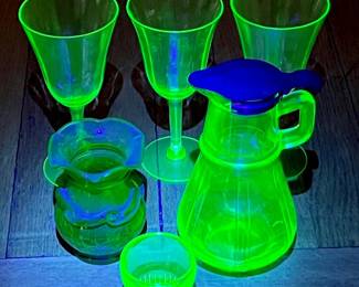 4 UraniumGlassWineGlassesShotGlassSyrupJugandVase
