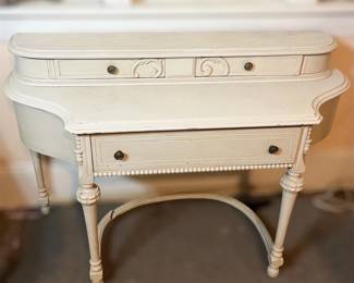 139 WhiteFrenchProvincialStyledDressingTableSEEALLPHOTOS