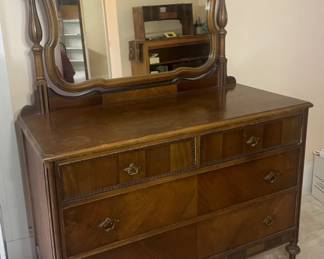 154 SolidWoodDresserwithTippingMirror