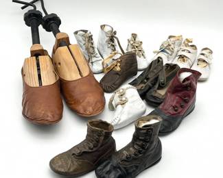 209 AntiqueVictorianEraEarly20thCenturyBabyandHouseShoes