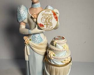 Avon Mrs. Albee Award 2007 President's Club 40th Anniversary Figurine with Cake Stand