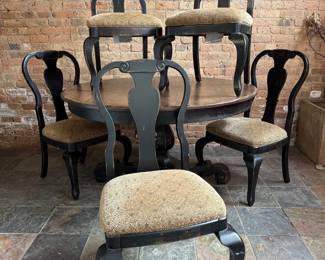 An American Traditional Round Dining Table & Chairs 