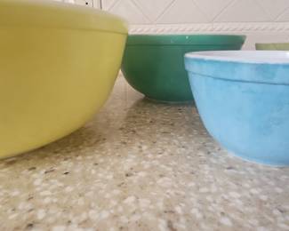 Pyrex Mixing Bowl Set - Primary Colors (Set of 4)