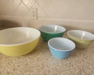 Pyrex Mixing Bowl Set - Primary Colors (Set of 4)