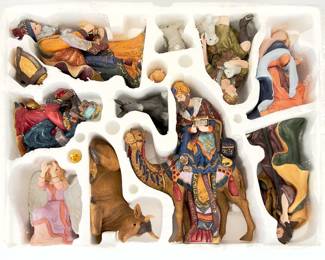 Kirkland Signature 75177 Porcelain Nativity Scene Set with Wood Creche