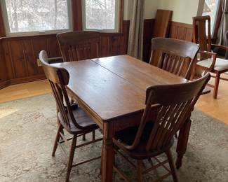 Dining room table with two leaves and four chairs