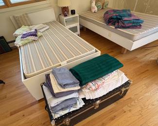 Trunk & Linens 