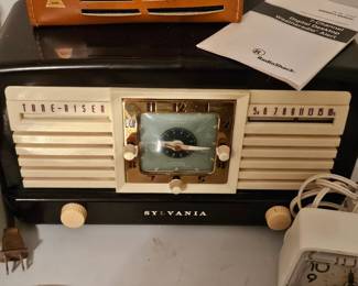 Sylvania tune riser radio