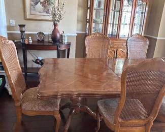 Expandable table with 6 chairs