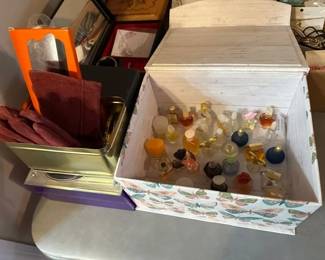 MINI PERFUME COLLECTION AND BOX OF SUNGLASSES