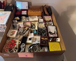 LOT OF JEWELRY AND JEWELRY BOXES