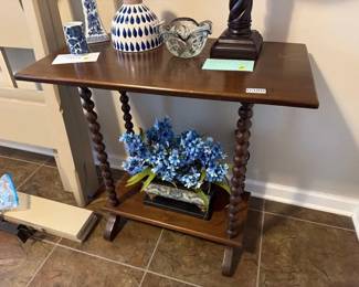 TABLE WITH SPINDLE LEGS