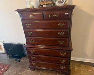 CHEST OF DRAWERS