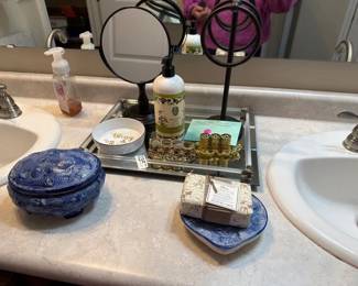 MIRROR, TRAY, AND VANITY ITEMS