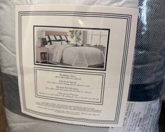 NEW QUEEN SIZE QUILT SET