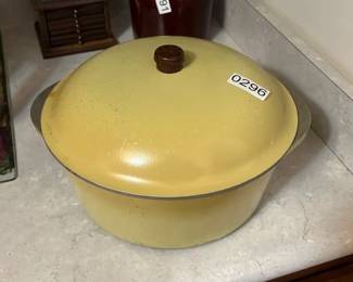YELLOW ALUMINUM DUTCH OVEN WITH LID