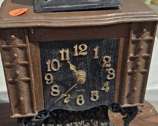 VINTAGE SEWING MACHINE CLOCK