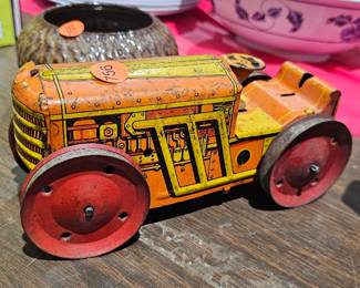 METAL TRACTOR TOY VINTAGE