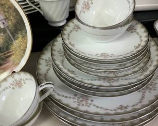 Set of 4 place setting. Noritake