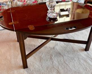 Drexel tray table . Details of base Butler tray table