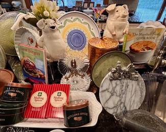 Pig cookie jar, mulling spices and teas