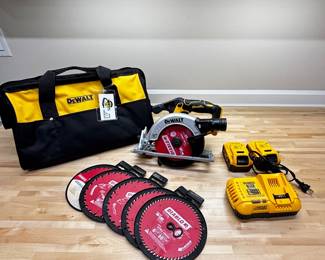 DeWalt 6 1/2" saw kit saw, blades, battery packs and charger