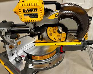 DeWalt 12" Brushless sliding compound mitre saw-FLEXVOLT series