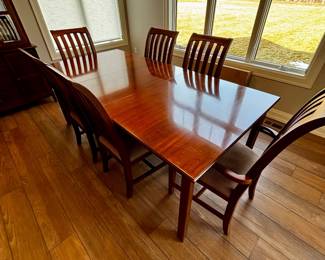 Dining table with 6 chairs and two leaves
