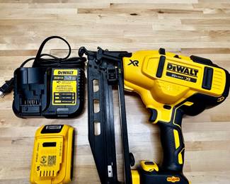 DeWalt 120V MAX XR Cordless angled finish nailer kit