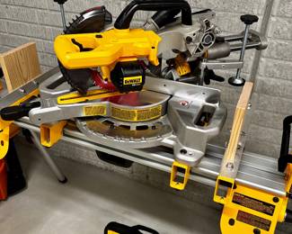 DeWalt 20V MAX 7-1/4' Cordless Sliding Mitre Saw