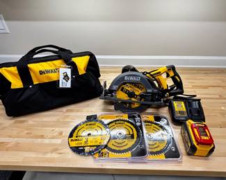DeWalt FLEXVOLT 60V MAX 7 1/4" Worm Drive Style Circular Saw kit Model DCS577X1