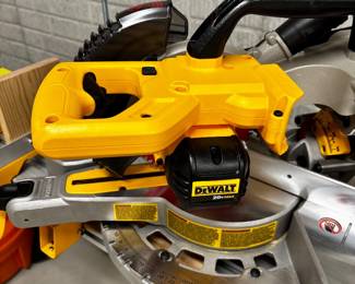 DeWalt 20V MAX 7-1/4' Cordless Sliding Mitre Saw