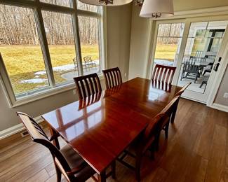 Drexel dinings table with six chairs and two leaves