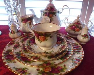 ROYAL ALBERT "OLD COUNTRY ROSES" (40 PC SET)