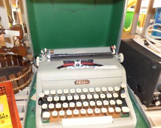 VINTAGE ROYAL MANUAL TYPEWRITER IN CASE
