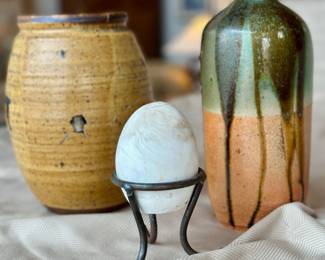 Various decorative pottery items;