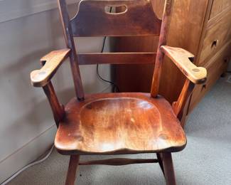 $70 Early American side chair by Cushman Colonial Creation. 23"w x 20"d x 35"h