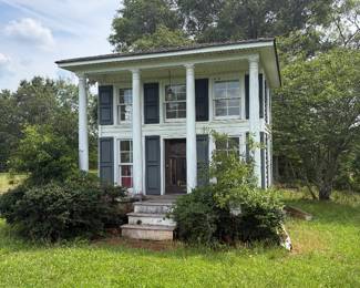 Precious playhouse! Your y buy it, you move it! 